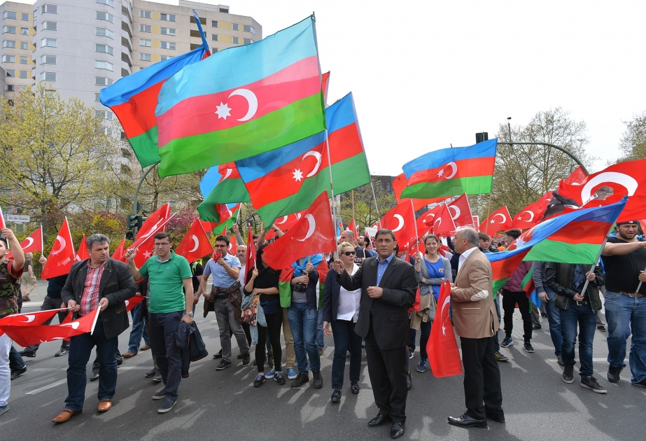 Berlində türk və Azərbaycan diasporunun izdihamlı yürüşü keçirilib