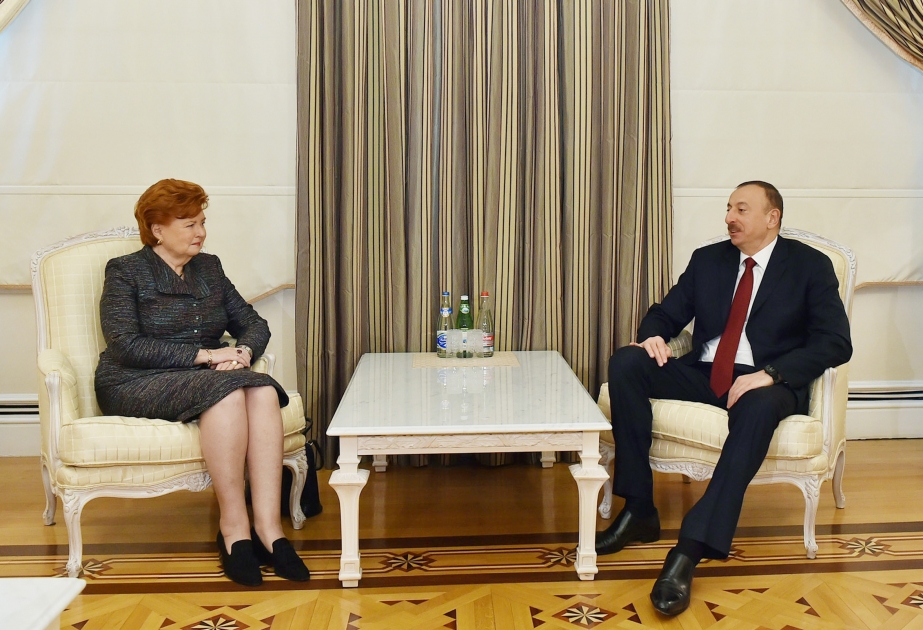 Aserbaidschans Präsident Ilham hat den ehemaligen lettischen Präsidenten und Direktor der Bibliothek von Alexandria empfangen VIDEO