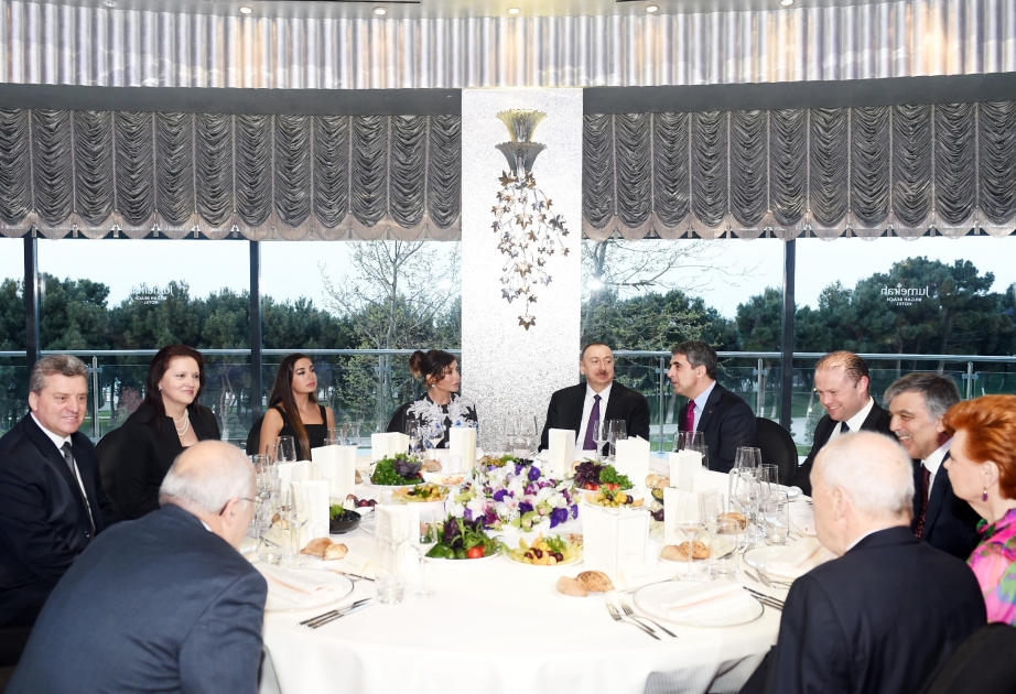 Zu Ehren der Teilnehmer des III. globalen Bakuer Forums der offenen Gesellschaften ein Gastmahl gegeben VIDEO