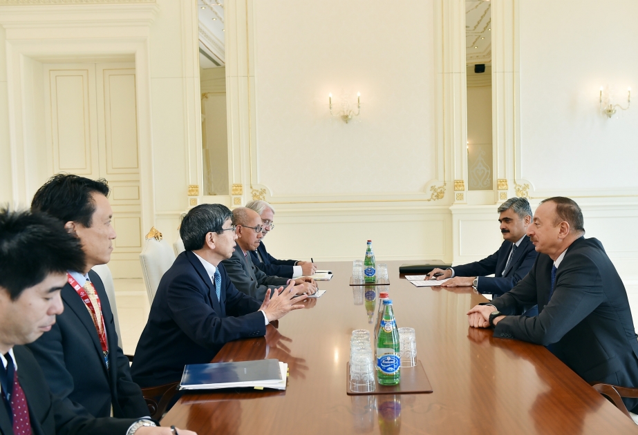 Le président Ilham Aliyev a reçu la délégation dirigée par le président de la Banque asiatique de développement VIDEO