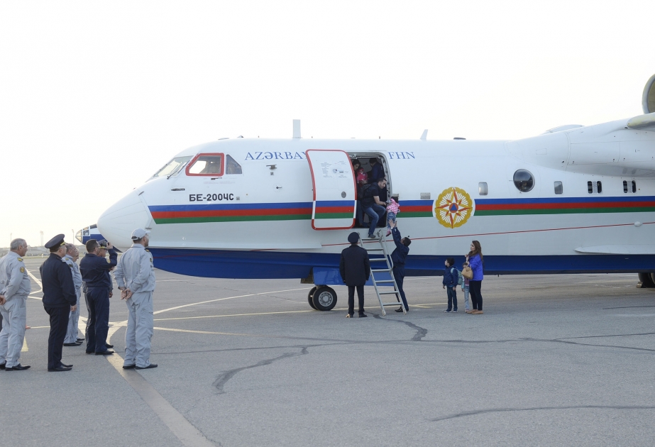 Les citoyens azerbaïdjanais et géorgiens évacués du Népal arrivent à Bakou au bord d’un avion du Ministère des Situations d’urgence VIDEO