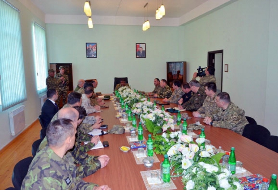 Ausländische Offiziere in diplomatischen Diensten in Aserbaidschan besuchen einen Truppenteil in Ganja