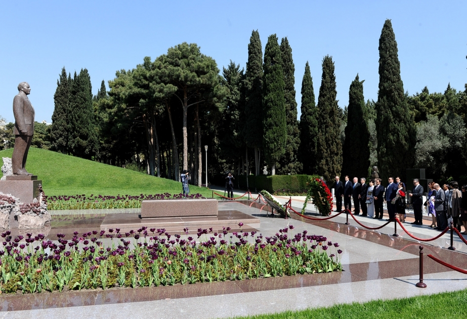 Hommage à la mémoire du dirigeant historique Heydar Aliyev et des patriotes