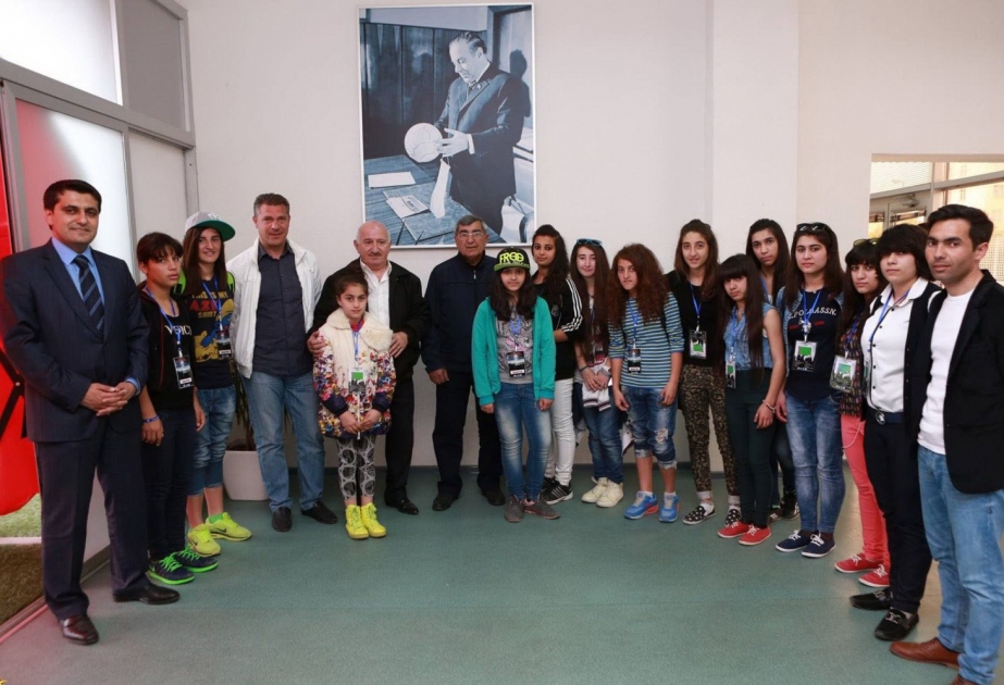 Футболистки «Нефтчи» U-16 стали первыми гостями проекта «Stadium Tour»