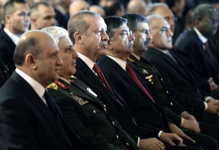 Azərbaycanın müdafiə naziri “İDEF – 2015” sərgisi çərçivəsində bir sıra görüşlər keçirib