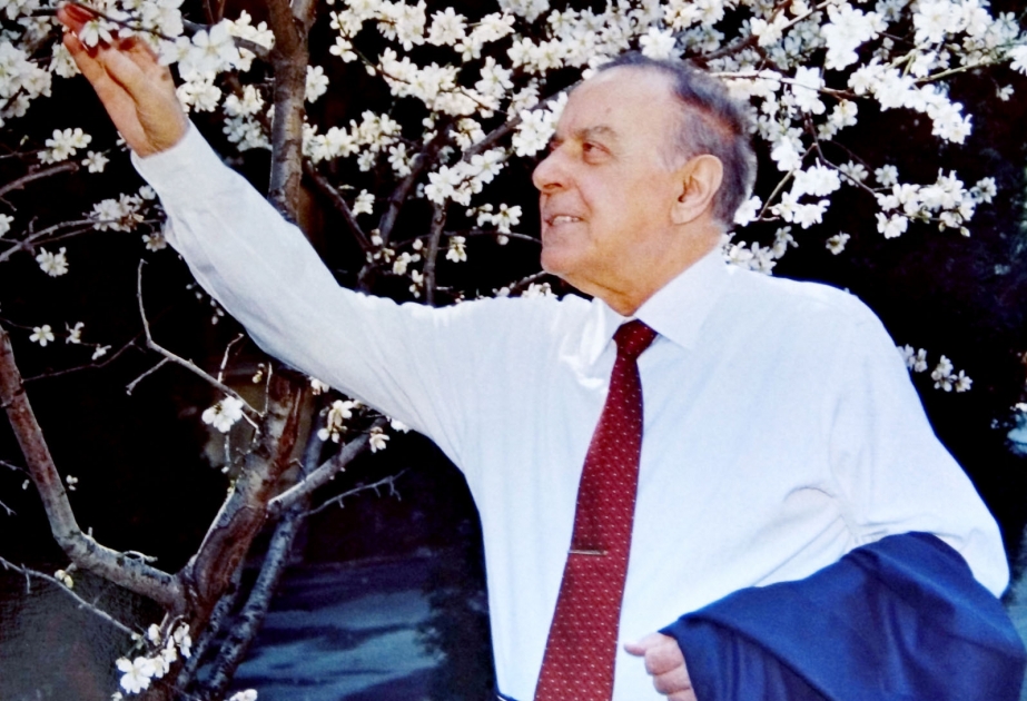 Bütün qəlbimiz və ruhumuzla sevirik(Ümummilli lider Heydər Əliyevin xatirəsi qarşısında baş əyirik)