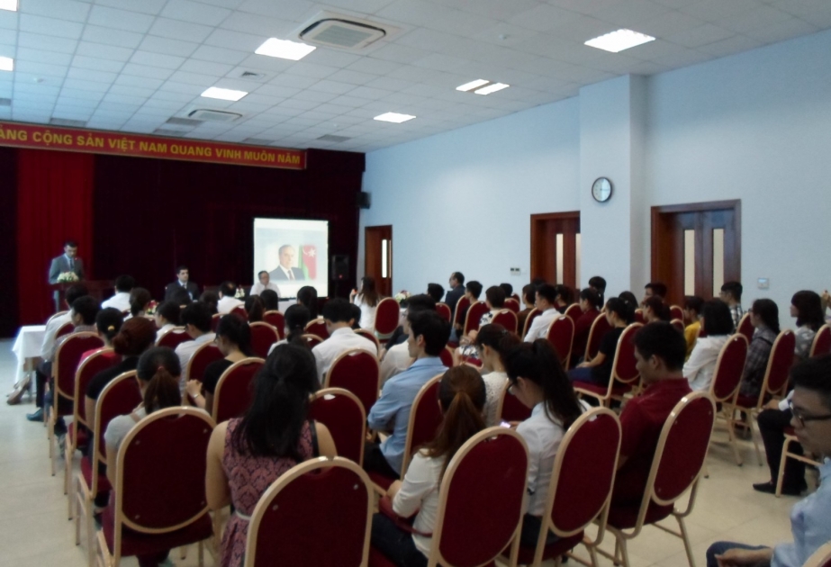 Hanoyda Ulu Öndərə həsr olunan “Xalqların taleyində liderlərin rolu” mövzusunda tədbir keçirilib