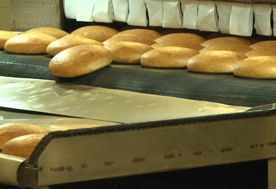 Батон хлеба подорожал на 3 рубля. Хлеб в кредит. Весовой хлеб в Баку. Хлеб в кредит фото. Весы с хлебом.