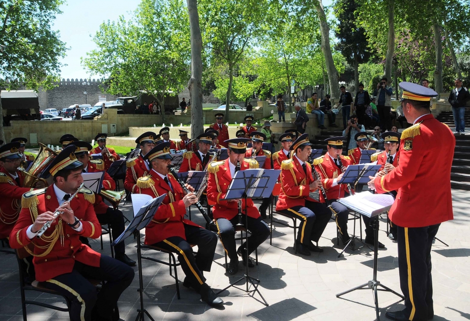 Hərbi marşların sədaları altında əsgər naharı təqdim olunub