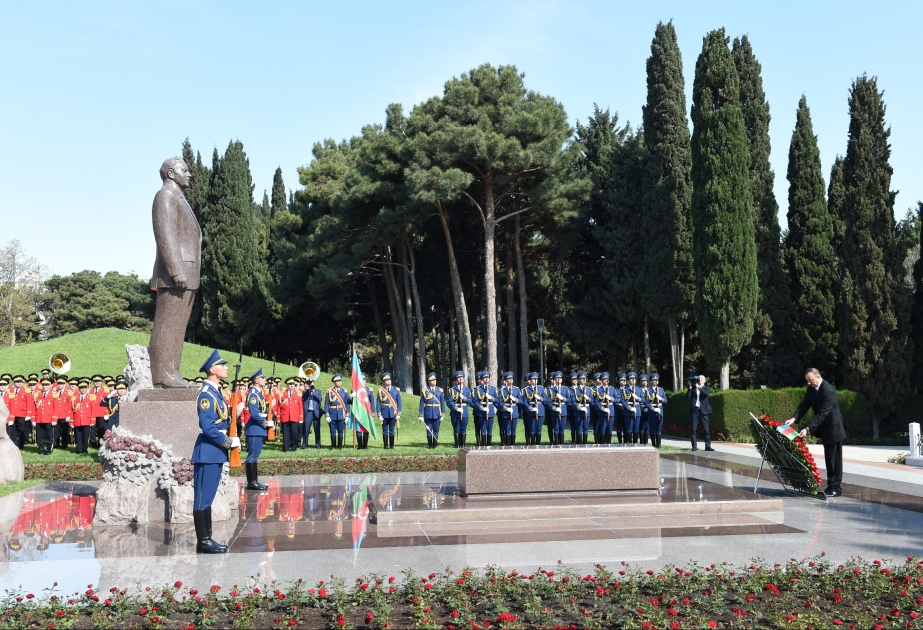 President Ilham Aliyev visited the grave of national leader Heydar Aliyev VIDEO