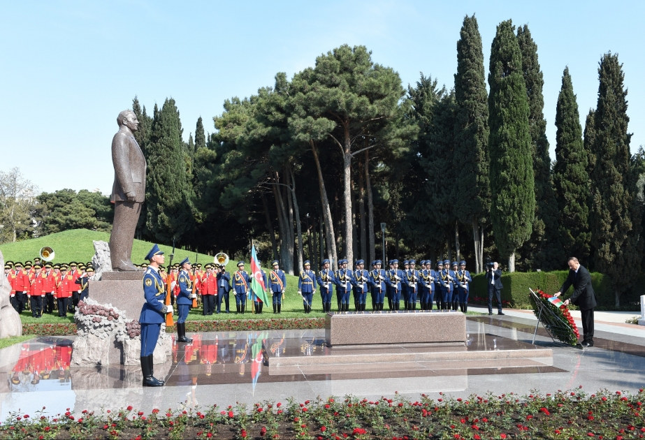 Hommage à la mémoire du dirigeant historique Heydar Aliyev VIDEO