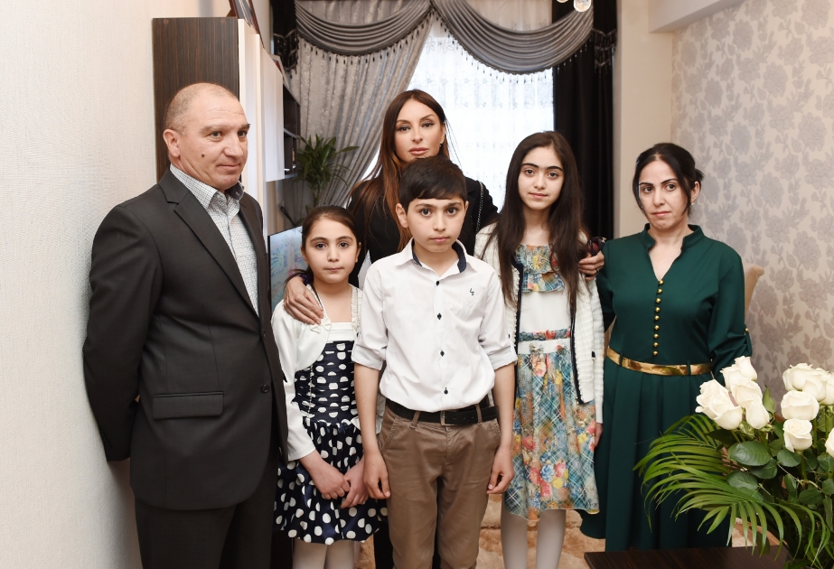 Xırdalan şəhərində məcburi köçkün ailələri üçün inşa edilən binanın açılışı olub Azərbaycanın birinci xanımı Mehriban Əliyeva açılışda iştirak edib