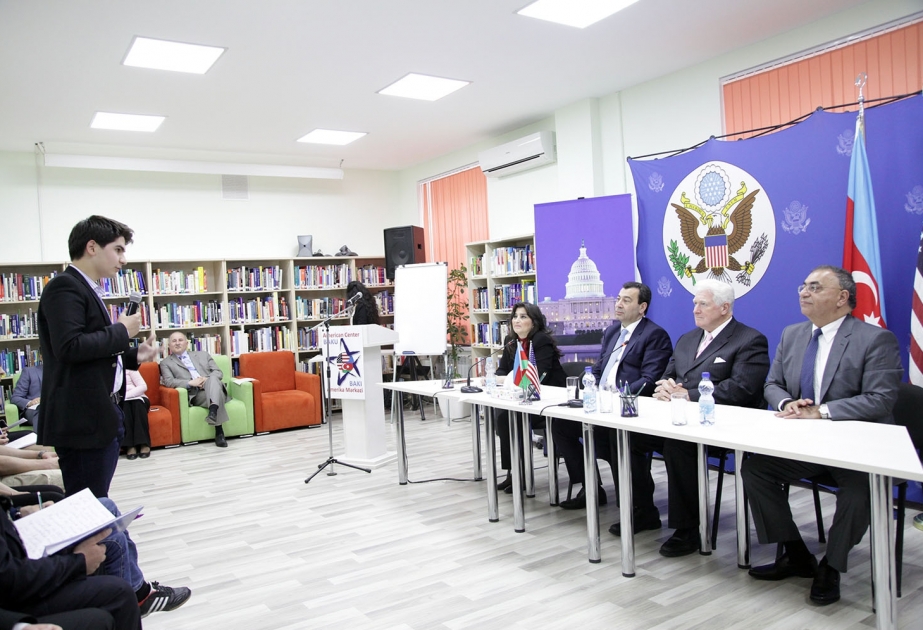 Председатель Ассамблеи друзей Азербайджана Джеймс Патрик Моран встретился со студентами АУЯ