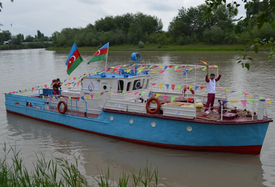 Fackel der Europaspiele Baku-2015 am Ufer des Flusses Kura VIDEO