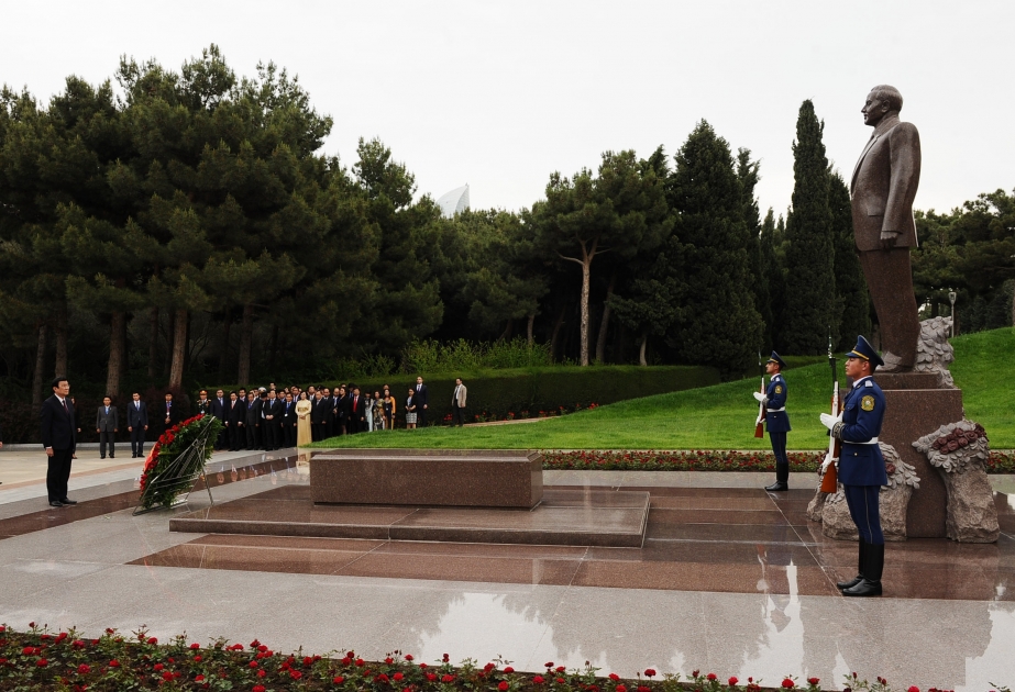 Ümummilli lider Heydər Əliyevin məzarını ziyarət