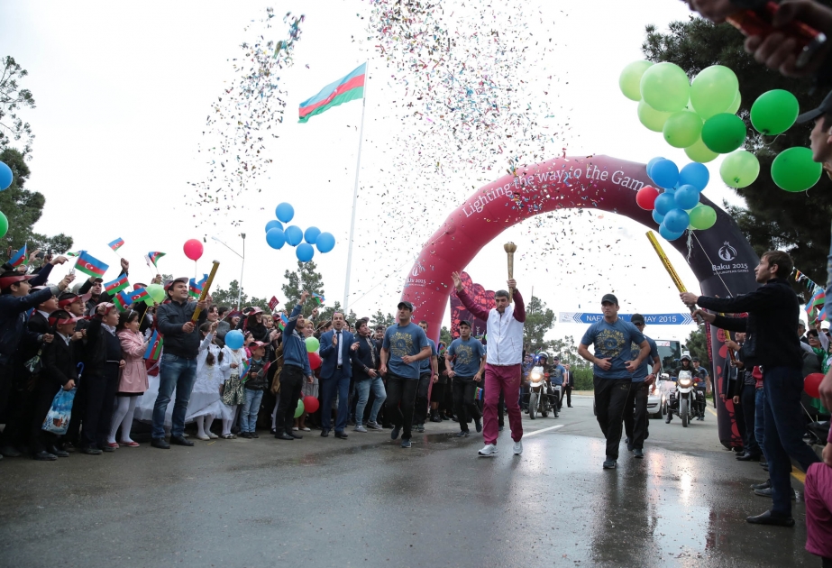 Arrivée de la flamme des Jeux Européens de Bakou 2015 à Naftalan VIDEO