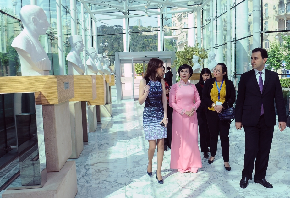 First Lady von Vietnam Mai Thị Hạnh besucht das Internationale Mugam-Zentrum