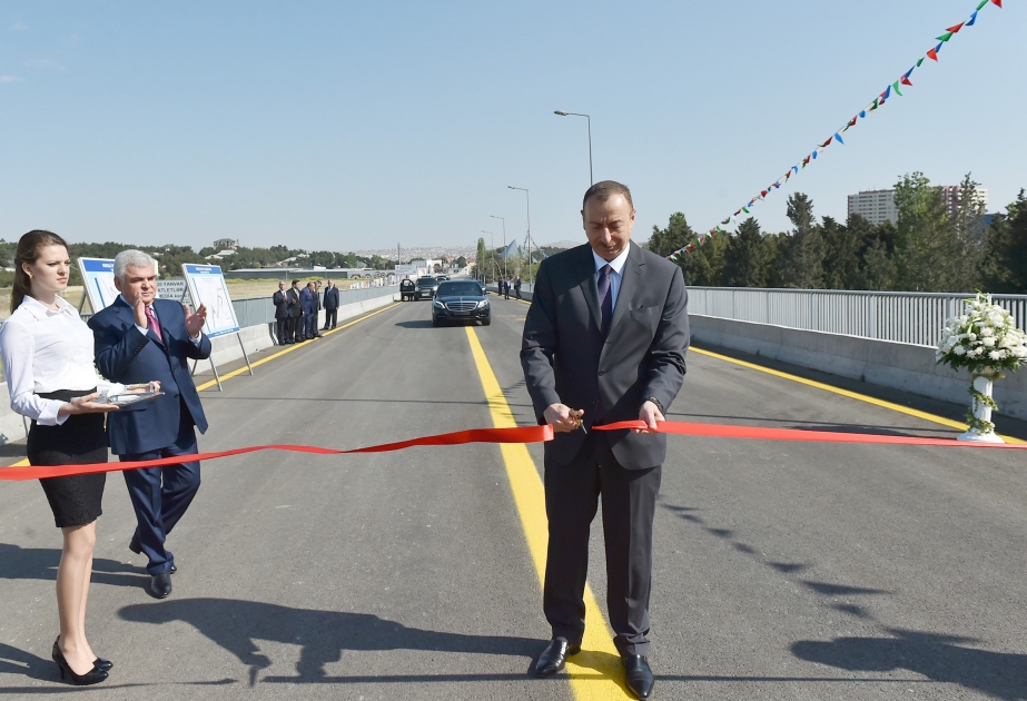 Präsident Ilham Aliyev nimmt an der Eröffnung einer neu gebauten Brücke und Straße in der Hauptstadt teil VIDEO