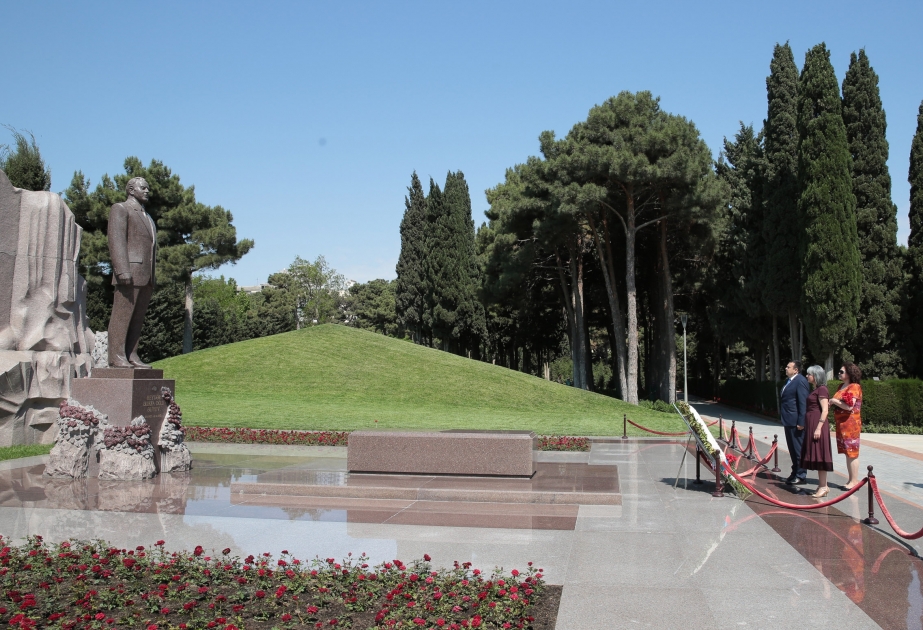 Bulgarian Vice-President pays respect to national leader Heydar Aliyev and Azerbaijani martyrs