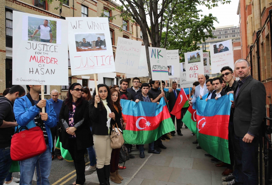 Londonda yaşayan azərbaycanlılar Ermənistan səfirliyi qarşısında etiraz aksiyası keçiriblər