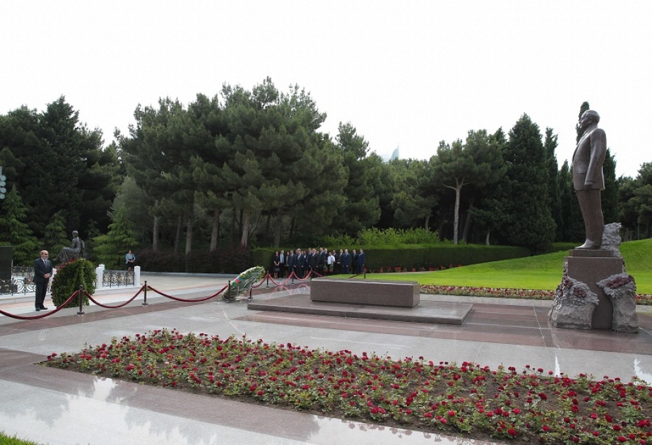 Besuch des Grabmals von Nationalleader Heydar Aliyev und der Märtyrerallee
