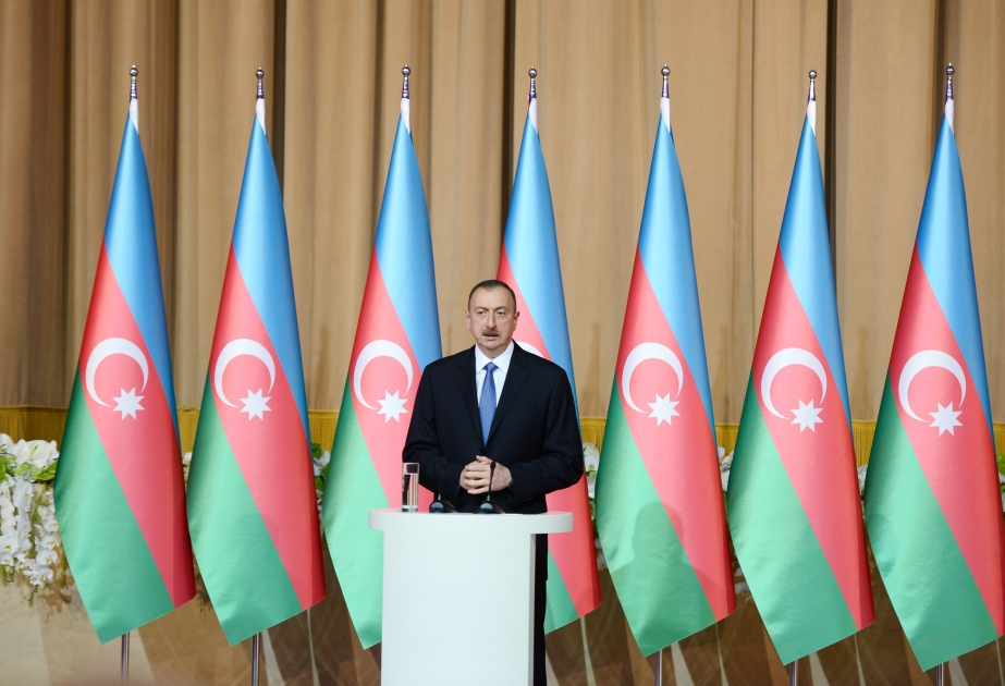 Le Président Ilham Aliyev à la réception de la Fête nationale VIDEO