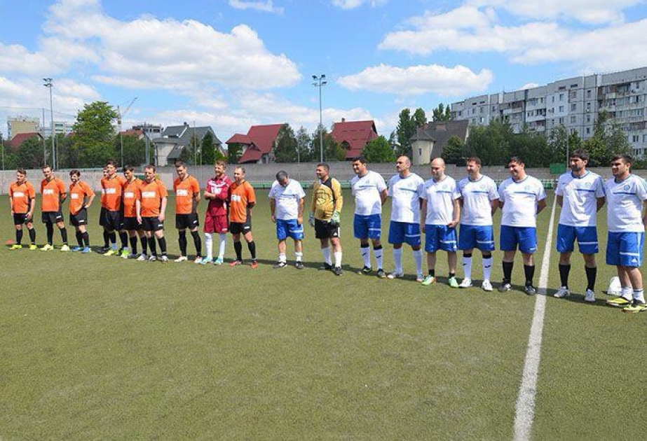 Команда азербайджанских журналистов провела товарищескую встречу по футболу с молдавскими коллегами