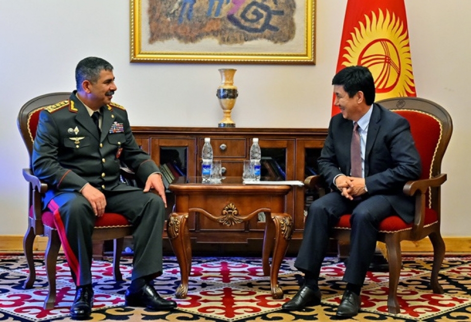 وزير الدفاع الاذربيجاني يلتقي رئيس الوزراء القيرغيزستاني