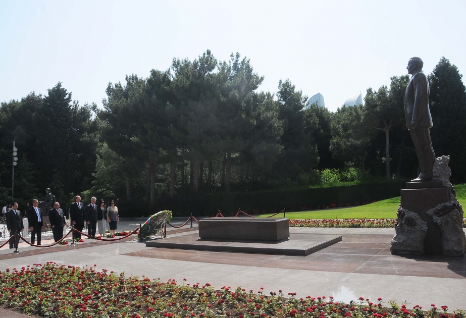 Des députés australiens visitent la tombe du leader national Heydar Aliyev et l’Allée des Patriotes
