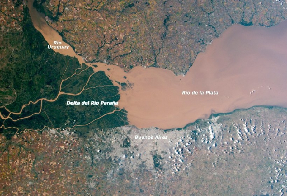 Klareres Wasser des Uruguay mit dem Schlamm des Paraná vermischt