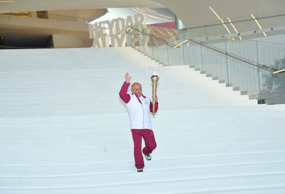 La torche des premiers Jeux Européens au Centre Heydar Aliyev VIDEO