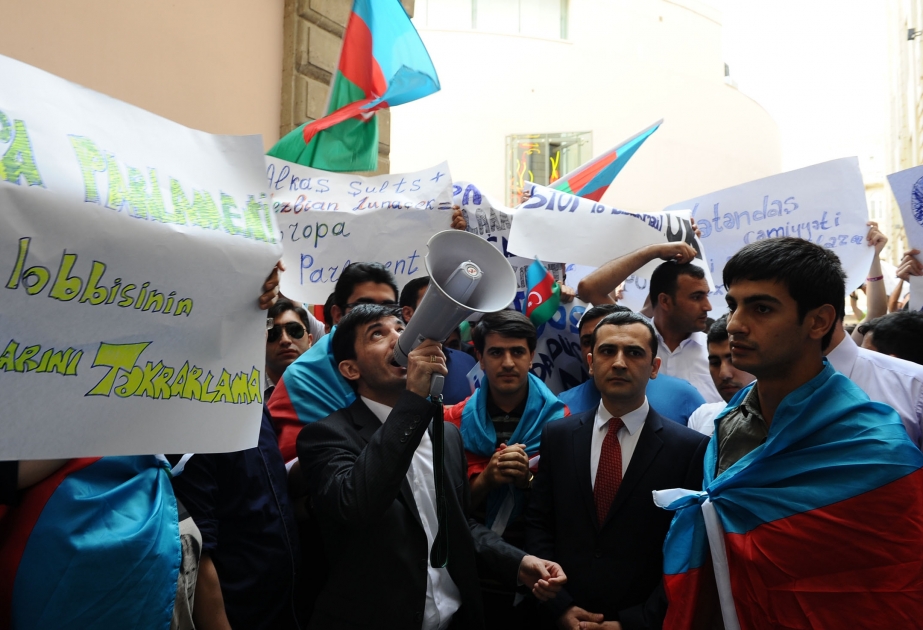 阿塞拜疆青年组织代表在英国驻巴库大使馆前举行抗议活动