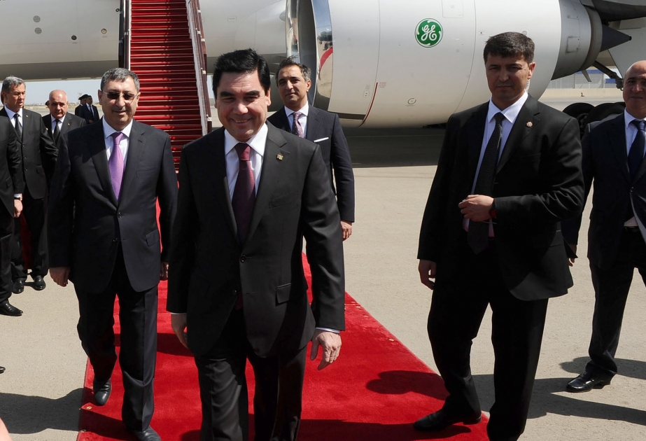 Präsident von Turkmenien ist zu Besuch in Aserbaidschan angekommen