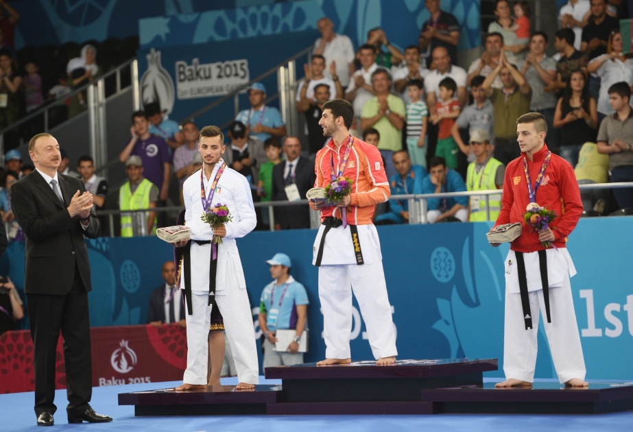 Aserbaidschans Präsident Ilham Aliyev hat dem Meister „von Baku-2015“ Firdovsi Farzaliyev die Goldmedaille überreicht VIDEO