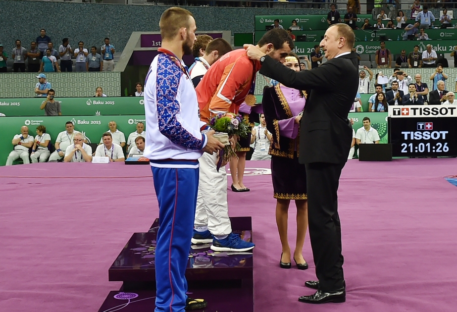 President Ilham Aliyev presented medals to the winning Greco-Roman wrestlers VIDEO