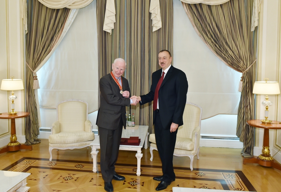 Präsident Ilham Aliyev zeichnet den Präsidenten des Europäischen Olympischen Komitees Patrick Hickey mit Orden „Scharaf“ aus VIDEO