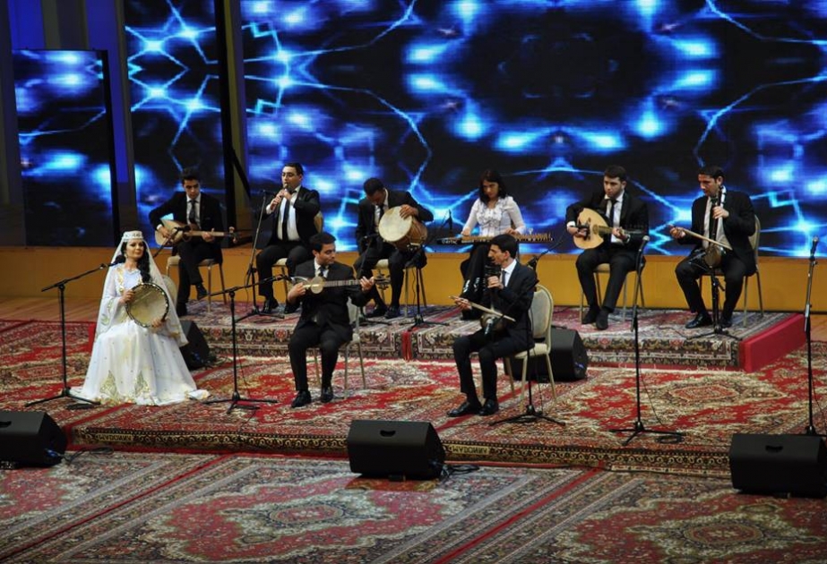 عازفة شابة تبهر الضيوف الأجانب بباكو