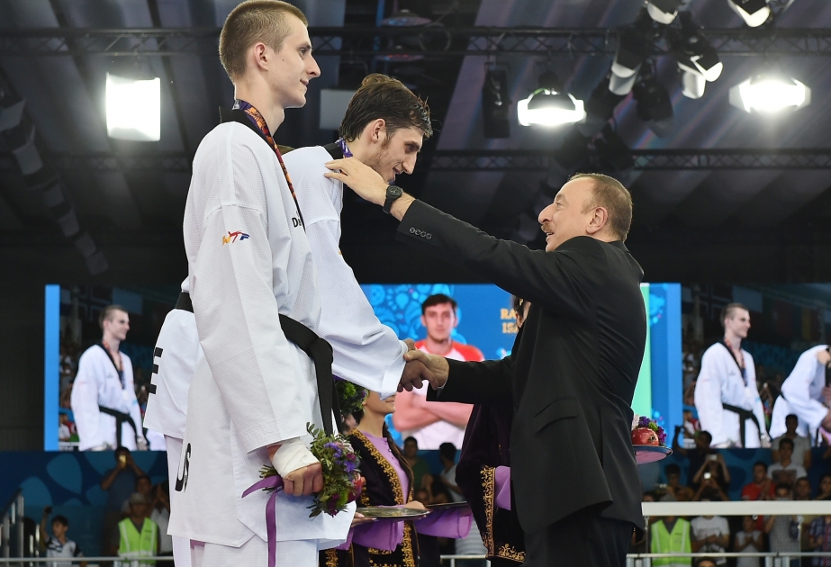 Президент Ильхам Алиев вручил чемпиону первых Европейских игр Радику Исаеву 13-ю золотую медаль, записанную в актив Азербайджана ВИДЕО