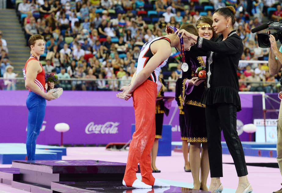 Aserbaidschanischer Gymnastiker Oleg Stepko wurde Sieger der EuropaspieleFirst Lady von Aserbaidschan Mehriban Aliyeva präsentierte den Siegern die Medaillen VIDEO