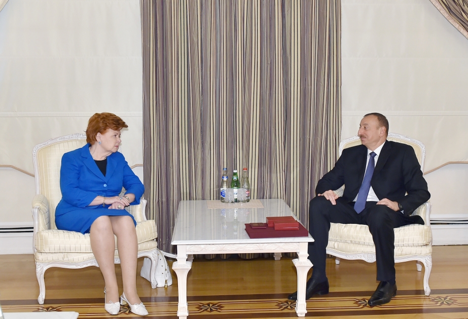 Aserbaidschans Präsident Ilham hat die ehemalige lettische Präsidentin Vaira Vīķe-Freiberga empfangen VIDEO