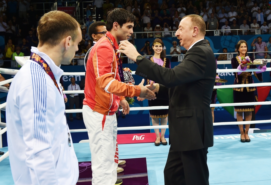 İlk Avropa Oyunlarının 15-ci günündə Azərbaycan boksçuları daha iki qızıl medal qazanıblar  Prezident İlham Əliyev qalib idmançılara medalları təqdim edibVİDEO