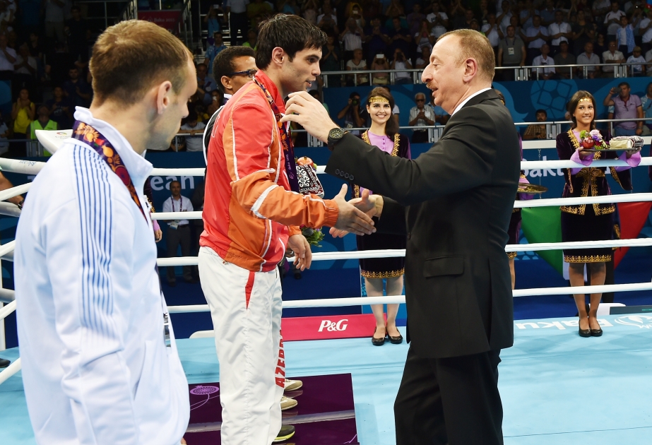 Encore deux médailles d’or pour l’Azerbaïdjan viennent des boxeurs azerbaïdjanaisLes athlètes montés sur le podium ont reçu les médailles des mains du président azerbaïdjanais Ilham Aliyev VIDEO