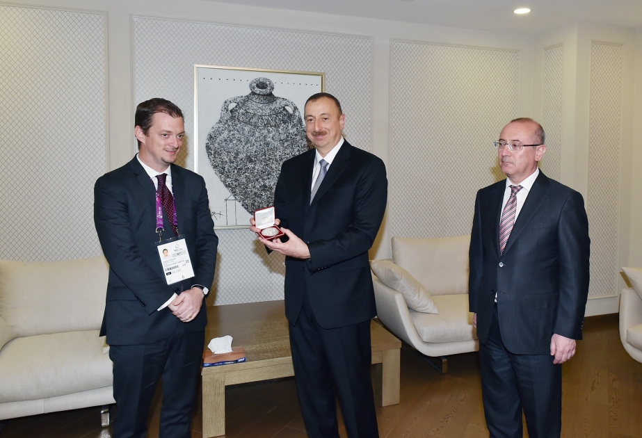 La récompense suprême paralympique et un cadeau spécial du Comité International Paralympique (IPC) ont été offerts au président Ilham Aliyev VIDEO