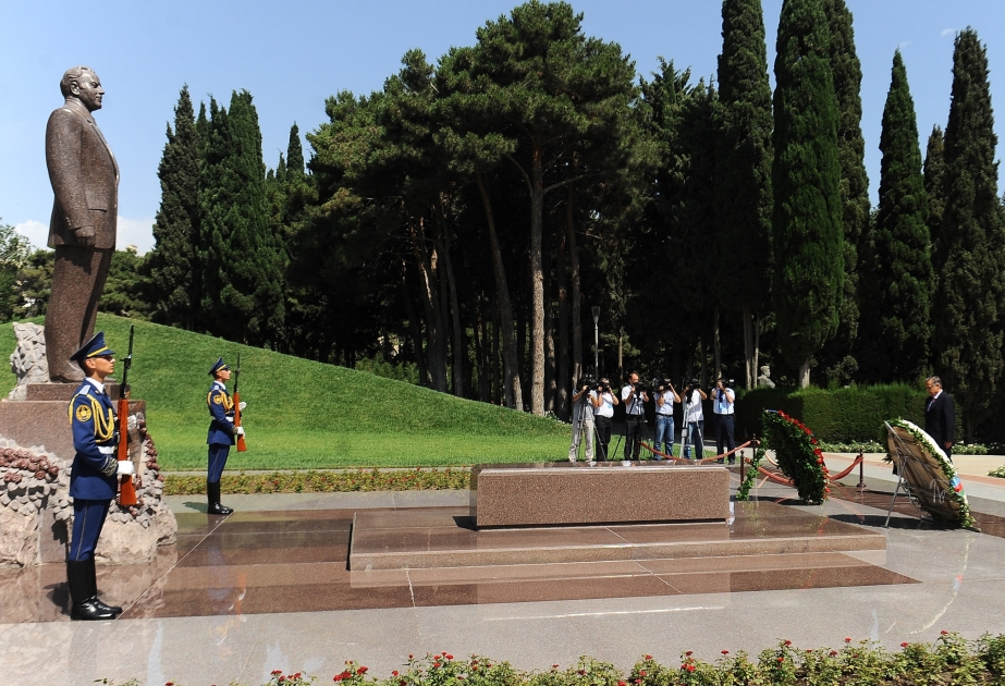 Besuch des Grabmals von Nationalleader Heydar Aliyev und der Märtyrerallee