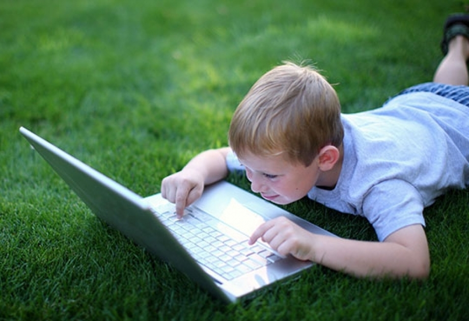 Kanada alimləri: Hər dörd uşaqdan biri internet-hədələmənin qurbanıdır