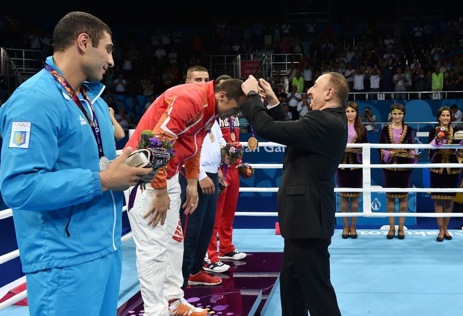 Les champions des épreuves de boxe ont reçu les médailles des mains du président Ilham Aliyev VIDEO