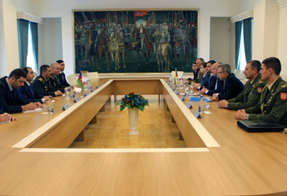 بحث مسائل توسيع التعاون العسكري بين أذربيجان وليتوانيا