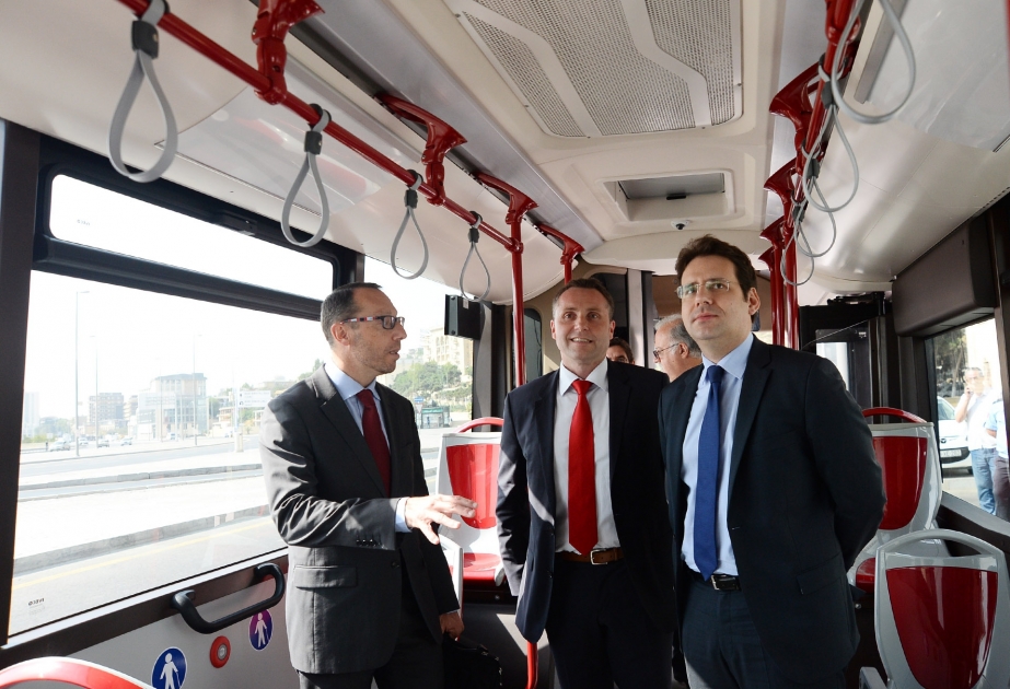 Le secrétaire d'Etat français s'est intéressé aux bus de la SRL Bakubus VIDEO