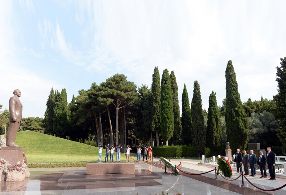 Visite de la tombe du leader national Heydar Aliyev et de l'Allée des Patriotes