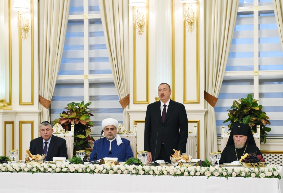 Präsident Ilham Aliyev nimmt an einer Iftar-Zeremonie teil VIDEO
